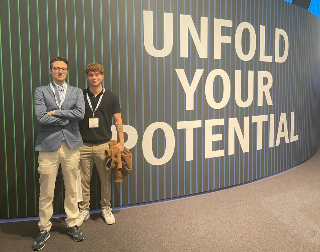 Questa immagine cattura un momento chiave di Fibre Drums Italia Srl durante la fiera drupa 2024. Lo slogan 